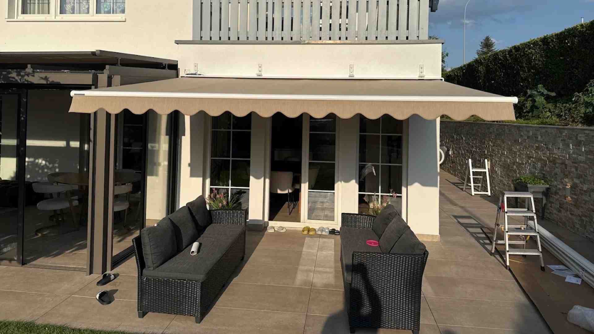 Neu montierte Markise auf einer Terrasse von StorenService Tiler