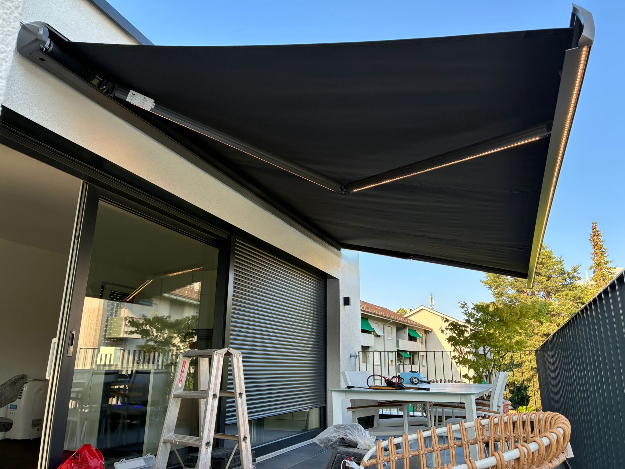 Hochwertige Markisen Installation von StorenService Tiler in Zürich